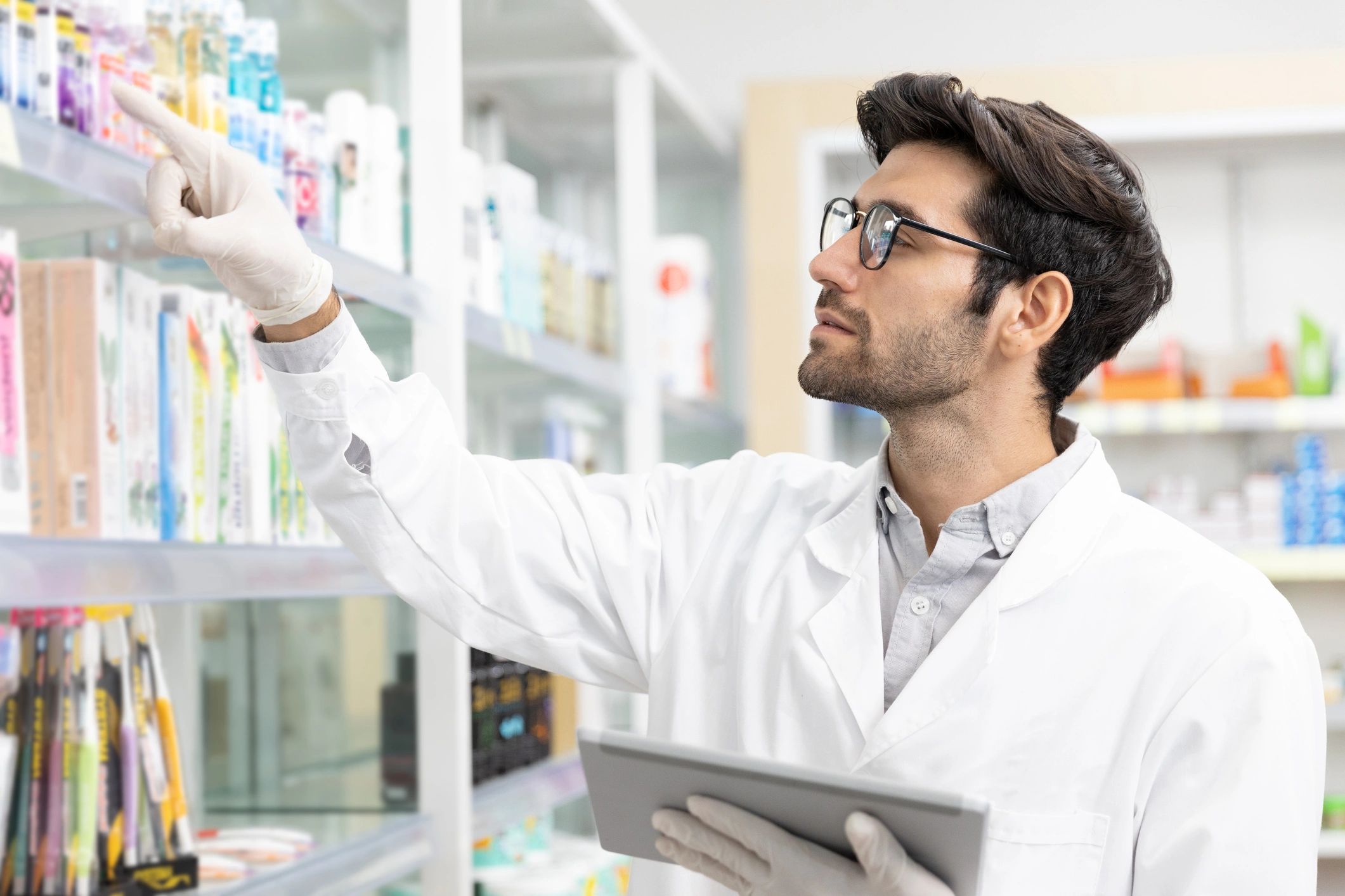 Pharmaceutical products with medical vials and syringes