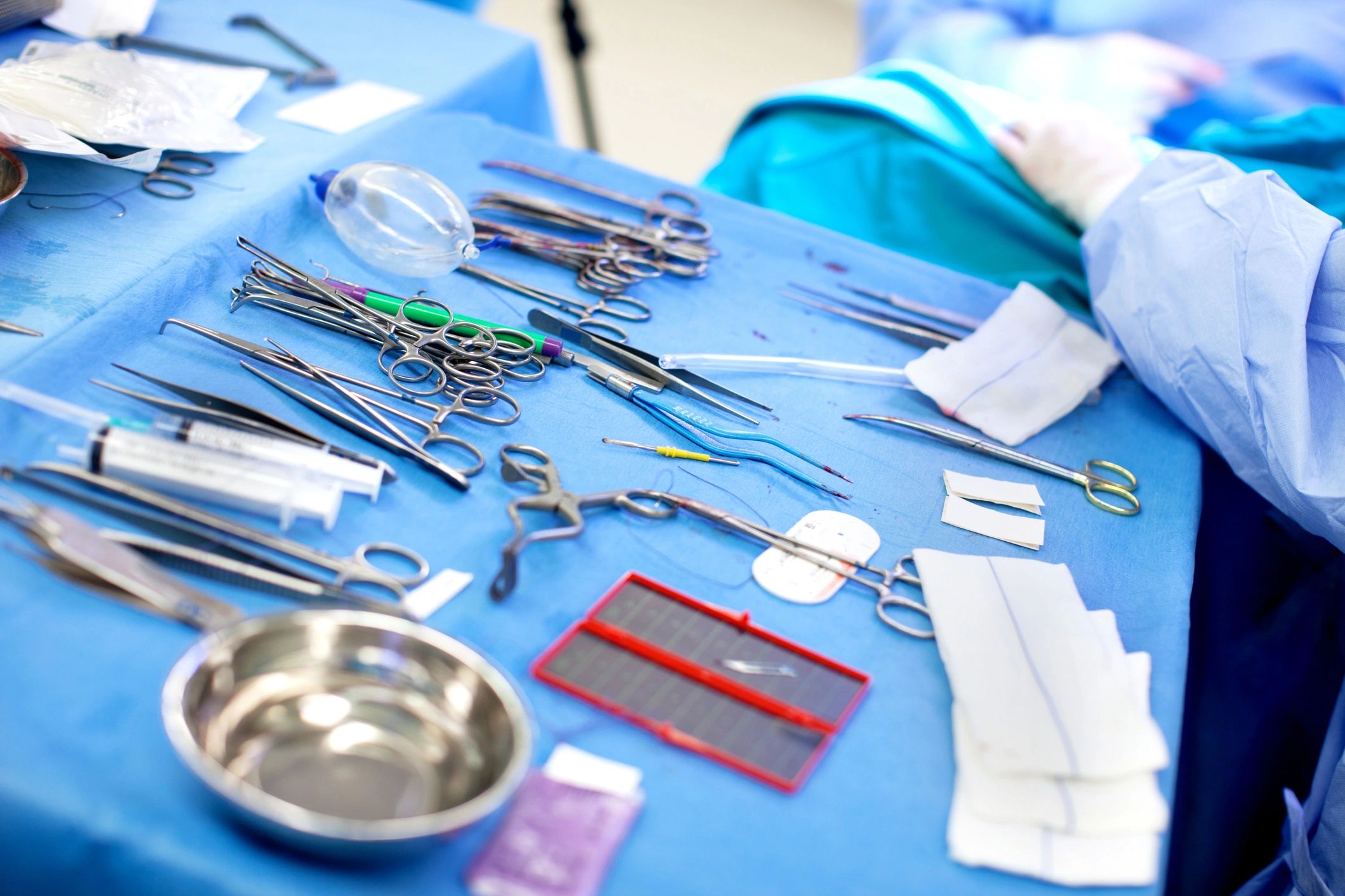 Surgical tray with high-quality, safe instruments for procedures